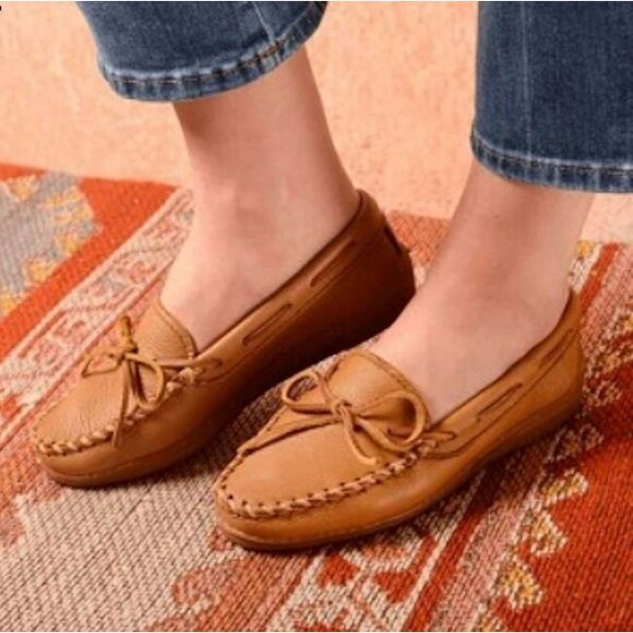 Minnetonka Classic Moosehide Moccasins 9.5 Boat Shoes Soft Tan Leather  ice! - Picture 1 of 8